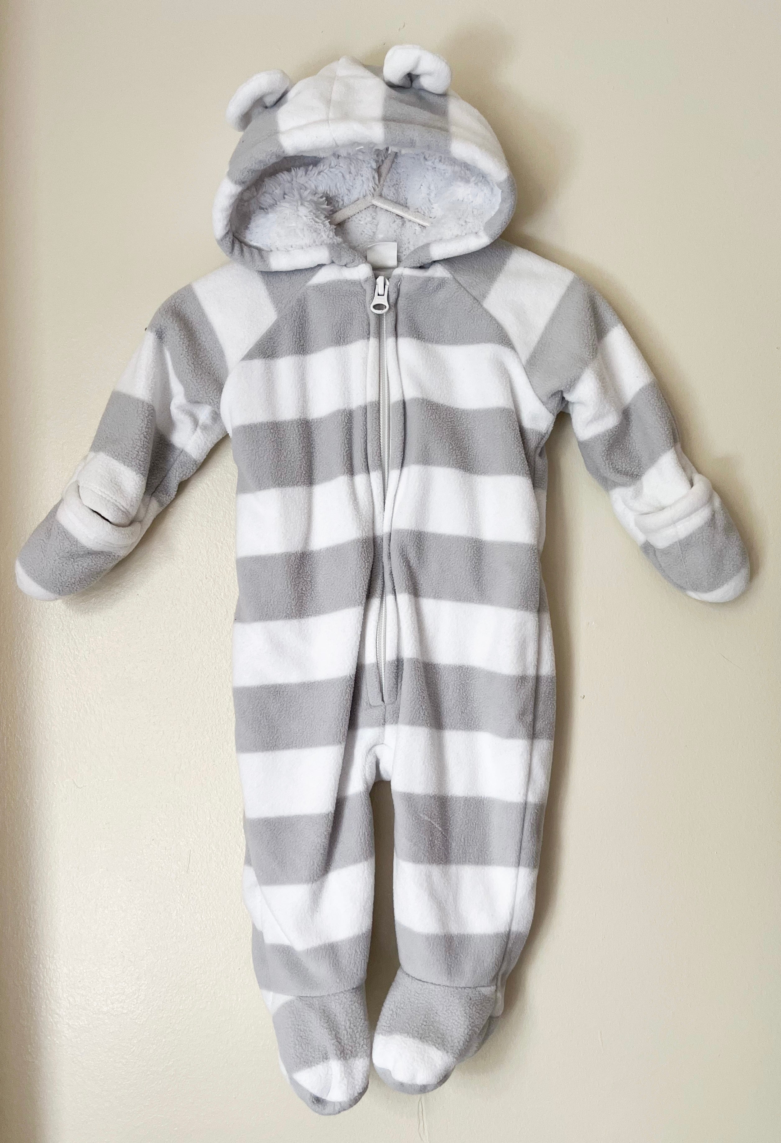 Old Navy || fleece bunting suit || 3-6m